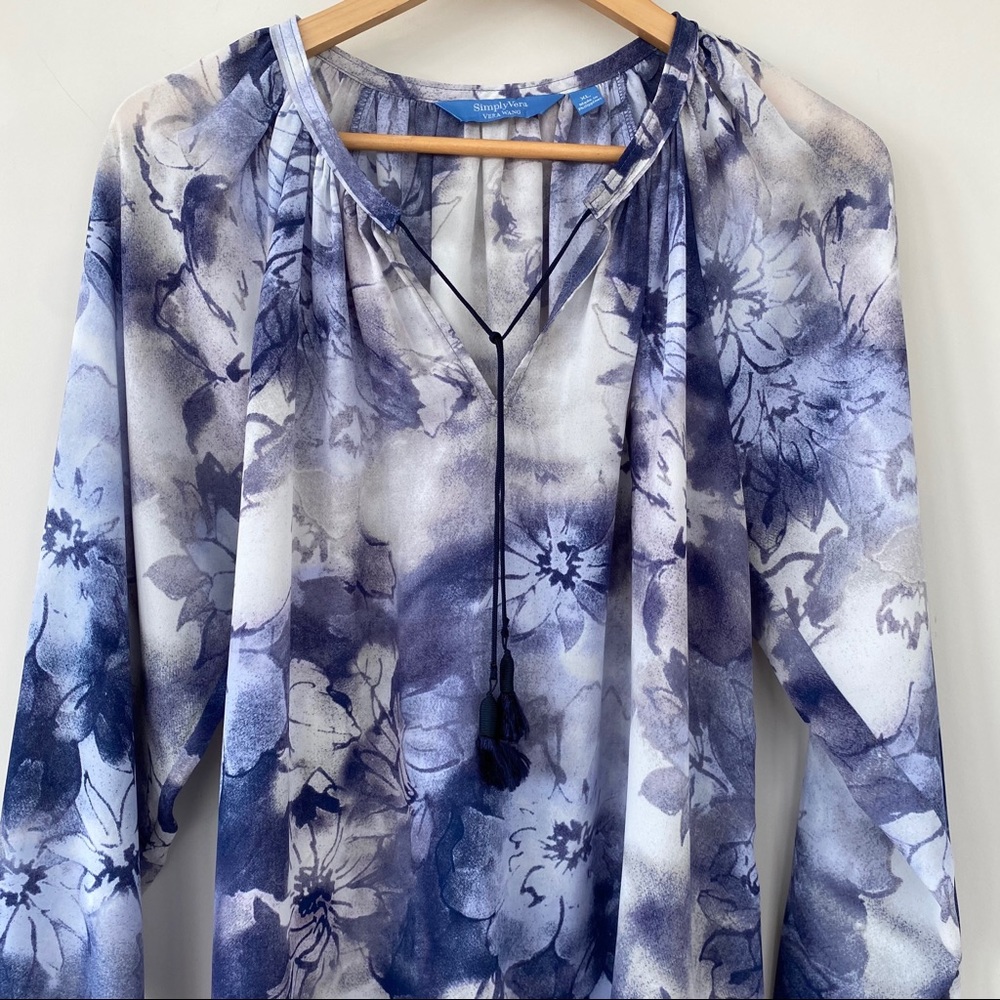 Vera Wang popover top with v-neck